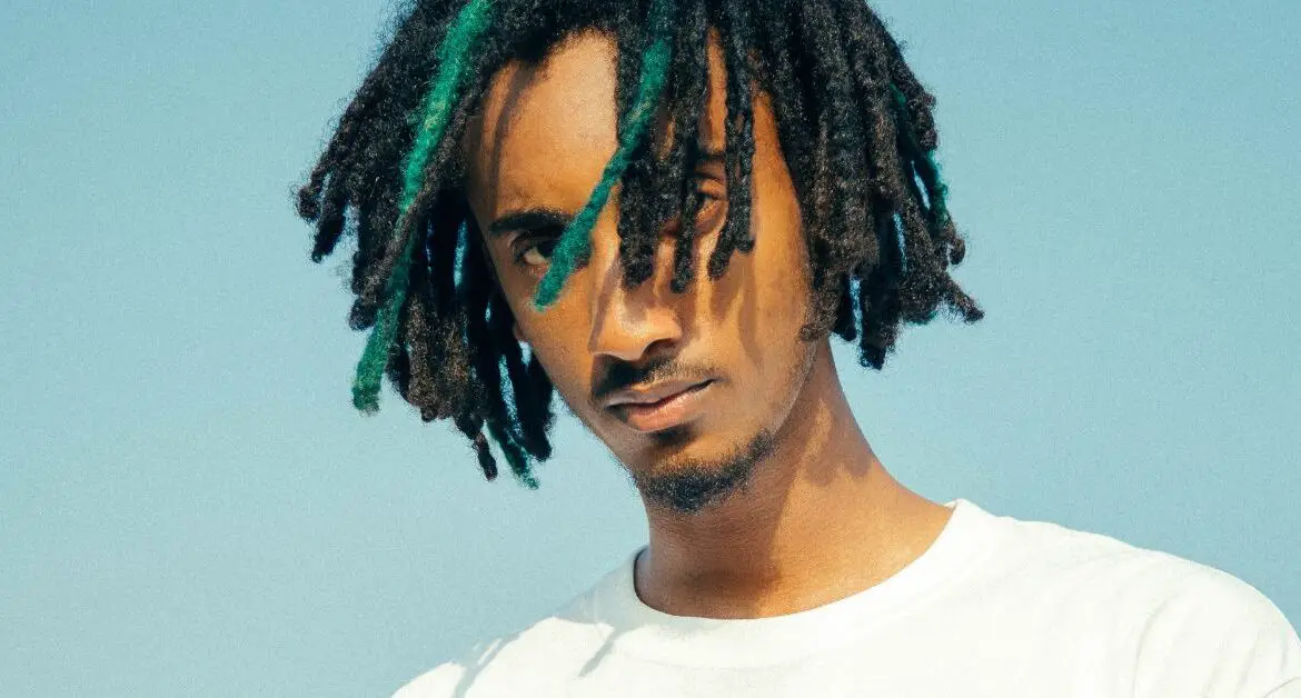 how to keep dreads out of face? 4 tips for long dreads and 4 for shorter locs