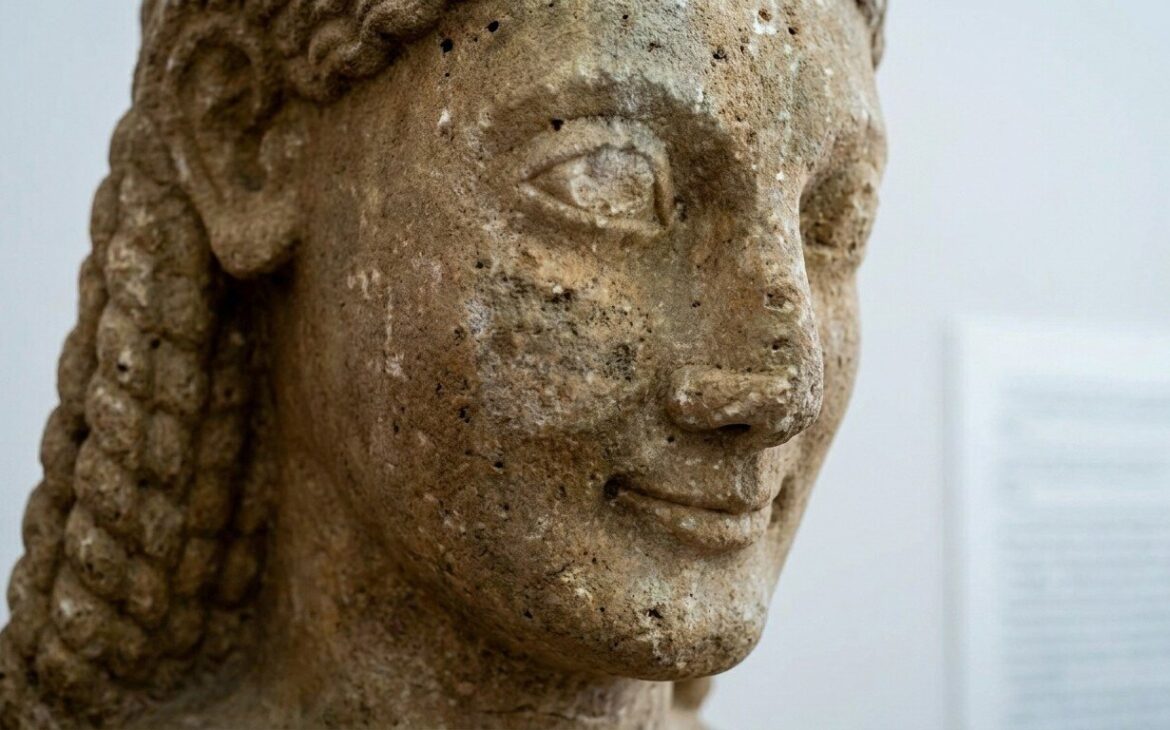 dreadlocks na grécia antiga: história, simbolismo e raízes culturais estátua kouros grega antiga com dreadlocks em mármore — dreadlocks grécia antiga