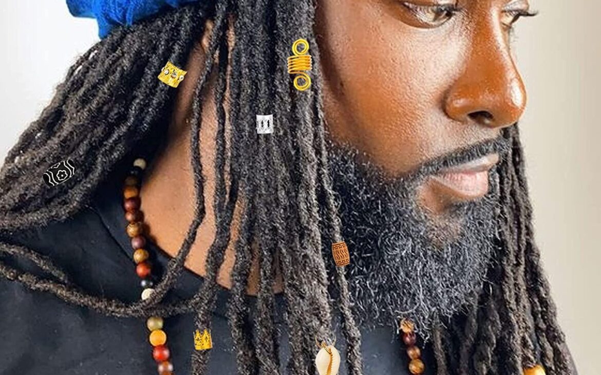 top 5 contas e argolas para decorar suas dreadlocks em 2026 dreadlocks longas com cuffs dourados, contas de madeira e búzio — imagem em destaque para a seleção de contas e argolas para dreadlocks